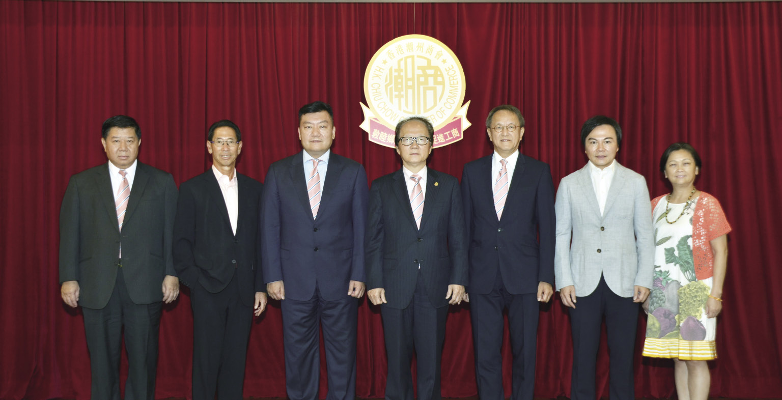 香港潮州商會會長張成雄(左四)與副會長黃書銳(左一)、陳智文(左二)、胡劍江(左三)、林宣亮(右三)、馬鴻銘(右二)、高佩璇(右一)在潮州會館廖寶珊堂合照。